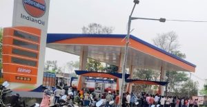 Read more about the article पांकी में पेट्रोल-डीजल पंपों पर मारामारी, अफवाह से बढ़ी भीड़