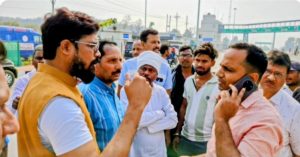 Read more about the article अधूरे हाईवे पर टोल वसूली का विरोध, मेदिनीनगर में स्थानीय लोगों का फूटा गुस्सा