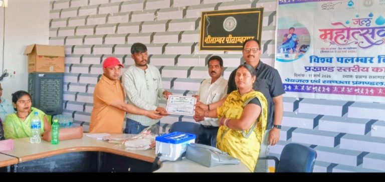 Read more about the article विश्व प्लंबर दिवस पर प्रखंडों में कार्यक्रम,प्लंबरों को टूल किट व शॉल ओढ़ाकर किया गया सम्मानित