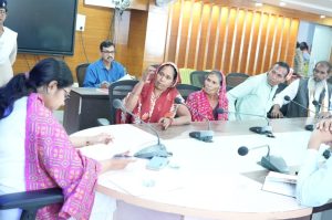 Read more about the article उपायुक्त कार्यालय में जनता दरबार का हुआ आयोजन