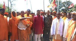 Read more about the article हनुमंत मंदिर प्राण प्रतिष्ठा सह रुद्र महायज्ञ को लेकर ध्वजारोहण
