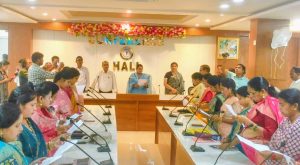 Read more about the article प्रमंडलीय आयुक्त ने महापौर व वार्ड पार्षदों को दिलायीं शपथ