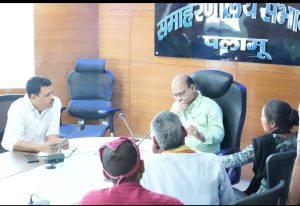 Read more about the article जनता दरबार में सुनी गईं लोगों की समस्याएं