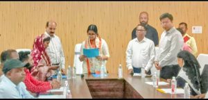 Read more about the article हरिहरगंज नगर पंचायत में शपथ ग्रहण, अध्यक्ष व 16 वार्ड पार्षदों ने संभाली जिम्मेदारी