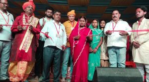 Read more about the article हरिहरगंज- अध्यक्षा ने भागवत कथा मंच का फीता काट कर किया उद्घाटन