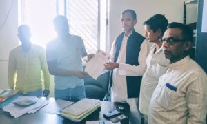Read more about the article हरिहरगंज -जर्जर सड़क पर भारी वाहनों का परिचालन रोक की मांग