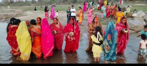 Read more about the article मनिका में छठ व्रत,विधायक की पत्नी ने क्षेत्र की सुख-समृद्धि के लिए की प्रार्थना