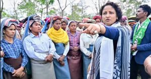 Read more about the article असम में कल्पना सोरेन का सवाल, झारखंड में सम्मान, यहां क्यों अपमान? महिलाओं के लिए ₹2500 की मांग