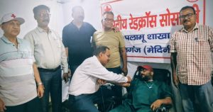 Read more about the article रेडक्रास के रक्तदान शिविर में लोगो ने किया स्वेच्छिक रक्तदान