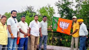 Read more about the article 47वाँ स्थापना दिवस के अवसर पर भाजपा कार्यालय बरवाडीह मे फहराया गया पार्टी का झंडा