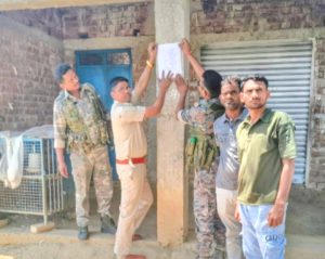 Read more about the article पुलिस ने फरार अभियुक्त के घर पर चिपकाया इश्तेहार