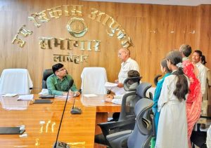 Read more about the article जन शिकायत निवारण में उप विकास आयुक्त ने सुनी ग्रामीणों की समस्या…
