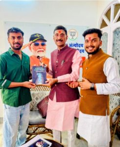 Read more about the article लातेहार के युवा इंजीनियर विनीत शाहदेव ने बढ़ाया राज्य का मान, पुस्तक के जरिए युवाओं को दे रहे नई दिशा