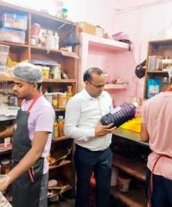 Read more about the article मेदिनीनगर में खाद्य प्रतिष्ठानों का औचक निरीक्षण
