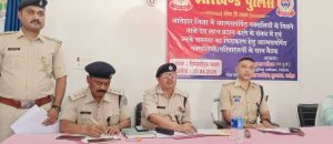 Read more about the article लातेहार में आत्मसमर्पित नक्सलियों के पुनर्वास को लेकर पुलिस की पहल, लाभ योजनाओं की दी जानकारी
