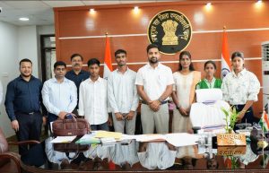 Read more about the article मैट्रिक 2026 के मेधावी छात्र-छात्राओं को डीसी ने किया सम्मानित,उज्ज्वल भविष्य की दी शुभकामनाएं