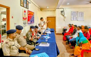 Read more about the article आत्मसमर्पित नक्सलियों के स्वजनों के साथ पुलिस ने की बैठक