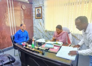 Read more about the article प्रमंडलीय आयुक्त ने चंदवा अंचल कार्यालय का किया निरीक्षण, लंबित मामलों के त्वरित निष्पादन व राजस्व संग्रहण में तेजी का निर्देश