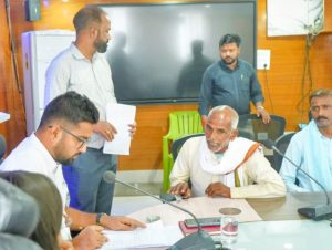 Read more about the article जन समाधान कार्यक्रम में डीसी ने सुनी आमजनों की समस्याएं,त्वरित समाधान का दिया भरोसा