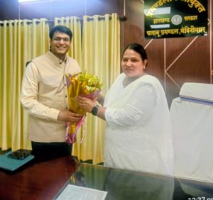 Read more about the article प्रमंडलीय आयुक्त से गढ़वा के उपायुक्त ने की शिष्टाचार मुलाकात