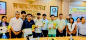 Read more about the article उपायुक्त ने इंटरमीडिएट टॉपर्स विद्यार्थियों को किया सम्मानित…