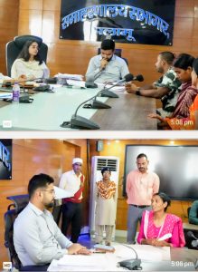 Read more about the article जनता दरबार में उमड़ी फरियादियों की भीड़, उपायुक्त ने सुनी समस्याएं;घायल युवक को तत्काल इलाज के लिए भेजा एमएमसीएच