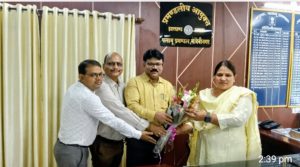 Read more about the article प्रमंडलीय आयुक्त से लातेहार के उपायुक्त ने की शिष्टाचार मुलाकात