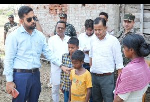 Read more about the article मुख्यमंत्री के निर्देश पर अनाथ बच्चों से मिलने सुदूरवर्ती गांव एकौनी पहुंचे उपायुक्त