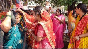 Read more about the article अखंड सुहाग के लिए सुहागिन महिलाओं ने की वट वृक्ष की पूजा