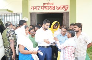 Read more about the article छत्तरपुर नगर पंचायत कार्यालय का उपायुक्त ने किया औचक निरीक्षण, ट्रैफिक व्यवस्था व शहरी विकास को लेकर दिए कई निर्देश