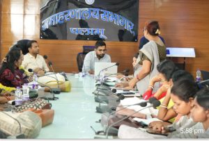 Read more about the article समाज कल्याण योजनाओं की समीक्षा में डीसी सख्त,आंगनबाड़ी सेवाओं में सुधार के निर्देश