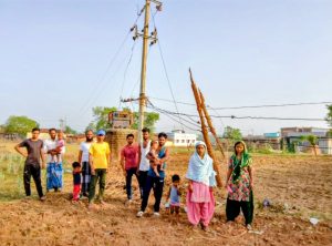 Read more about the article लातेहार – एक माह से झूल रहा बिजली तार, हादसे की आशंका से सहमे ग्रामीण
