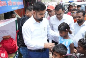 Read more about the article प्याऊ का उद्घटान:उपायुक्त ने स्वयं सेवक बनकर बच्चों एवं राहगीरों को परोसा ठंडा पानी,दिया स्वच्छता का संदेश