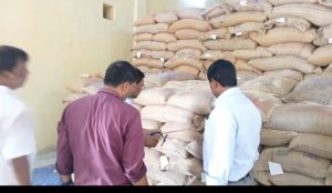 Read more about the article राज्य खाद्य निगम गोदाम,बैरिया का जिला आपूर्ति पदाधिकारी ने किया निरीक्षण