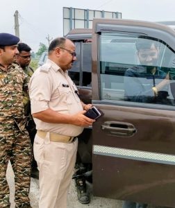 Read more about the article पुलिस ने अपराध नियंत्रण को लेकर हरिहरगंज व पिपरा में चलाया सघन वाहन जांच अभियान
