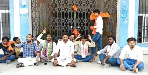 Read more about the article आजसू छात्र संघ – सीट कटौती के विरोध में छात्रों का उग्र प्रदर्शन