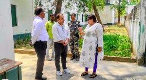 Read more about the article पलामू प्रमंडलीय आयुक्त श्रीमती कुमुद सहाय ने विभागीय परीक्षा केंद्र ( गिरिवर +2 हाई स्कूल) का किया निरीक्षण।