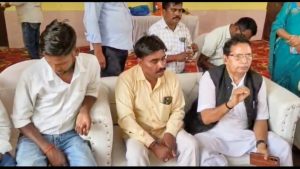 Read more about the article लातेहार – सीओ की कार्यशैली के विरोध में चौकीदारों ने खोला मोर्चा, मानसिक प्रताड़ना व वेतन कटौती का लगाया आरोप
