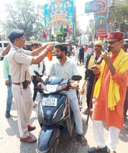 Read more about the article सड़क सुरक्षा को लेकर नुक्कड़ नाटक एवं जागरूकता अभियान का आयोजन