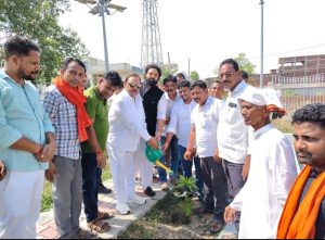 Read more about the article एक पेड़ मां के नाम अभियान के तहत पूर्व मंत्री ने किया पौधरोपण