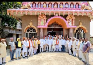 Read more about the article पूर्व मंत्री कमलेश कुमार सिंह ने मोहम्मदगंज प्रखंड में किया वृक्षारोपण, प्रबुद्धजनों के साथ किया संवाद