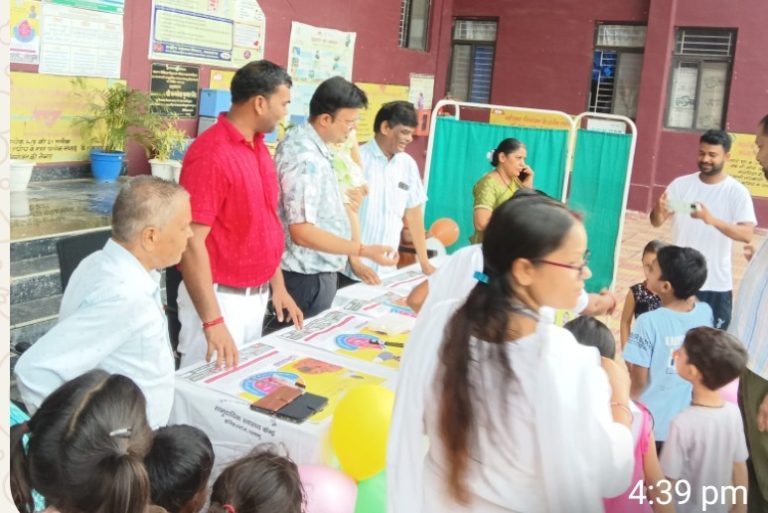 Read more about the article हरिहरगंज – बीडीओ ने बच्चों को पिलाई पोलियो की खुराक
