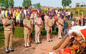 Read more about the article लेस्लीगंज- तिरंगे में लिपटे वीर सपूत नागेंद्र कुमार सिंह को नम आंखों ने दी अंतिम विदाई, ग्रामीणों की उमड़ी भीड़