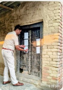 Read more about the article चोरी के फरार आरोपी के घर पुलिस ने चिपकाया इश्तेहार