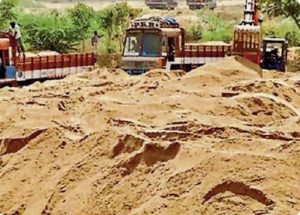 Read more about the article अवैध स्टोन डस्ट लदा हाइवा व बालू लदा ट्रैक्टर जब्त