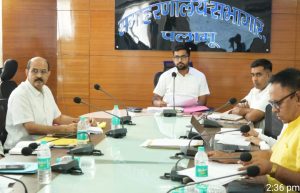 Read more about the article उपायुक्त ने तकनीकी पदाधिकारियों संग उनके विभाग द्वारा संचालित योजनाओं की समीक्षा की