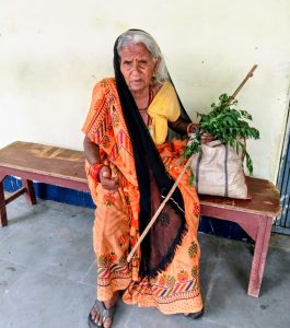 Read more about the article रास्ता भटक कर हरिहरगंज पहुंची वृद्ध महिला , पुलिस पहचान कराने का कर रही प्रयास