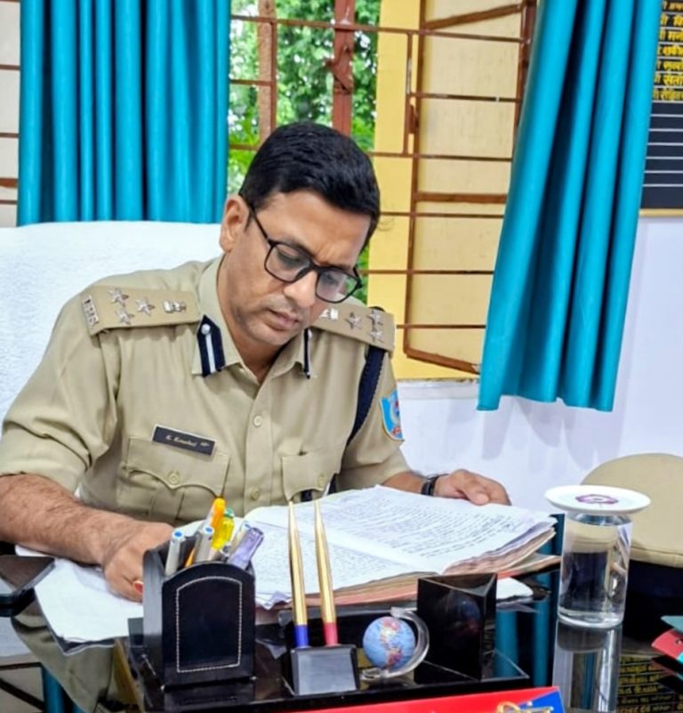 Read more about the article पुलिस उप-महानिरीक्षक श्री किशोर कौशल ने अनुमंडल पुलिस पदाधिकारी कार्यालय का रंका का किया निरीक्षण