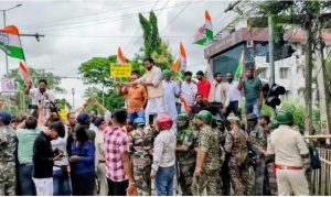 Read more about the article बीजेपी कार्यालय घेराव : बैरिकेडिंग तोड़ कांग्रेस व बीजेपी कार्यकर्ता भिडे़, पत्थरबाजी, पुलिस ने किया लाठीचार्ज