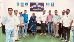 Read more about the article बरवाडीह-मतदाताओं वाले बूथ का 100 फीसदी डिजिटाइजेशन करने वाले बीएलओ ईश्वर दयाल गिरी सम्मानित